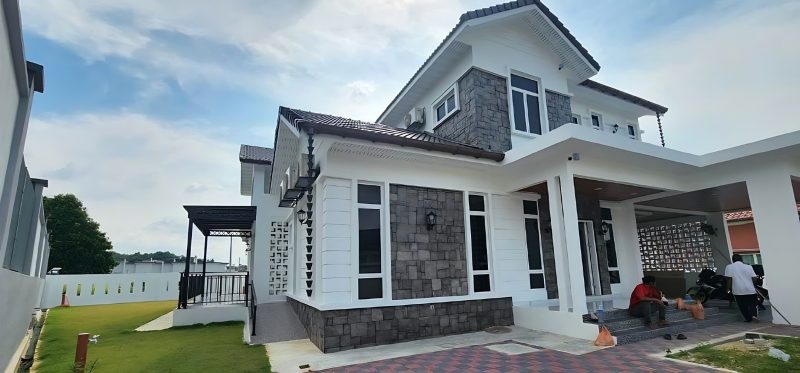 Two-storey bungalow with stone cladding