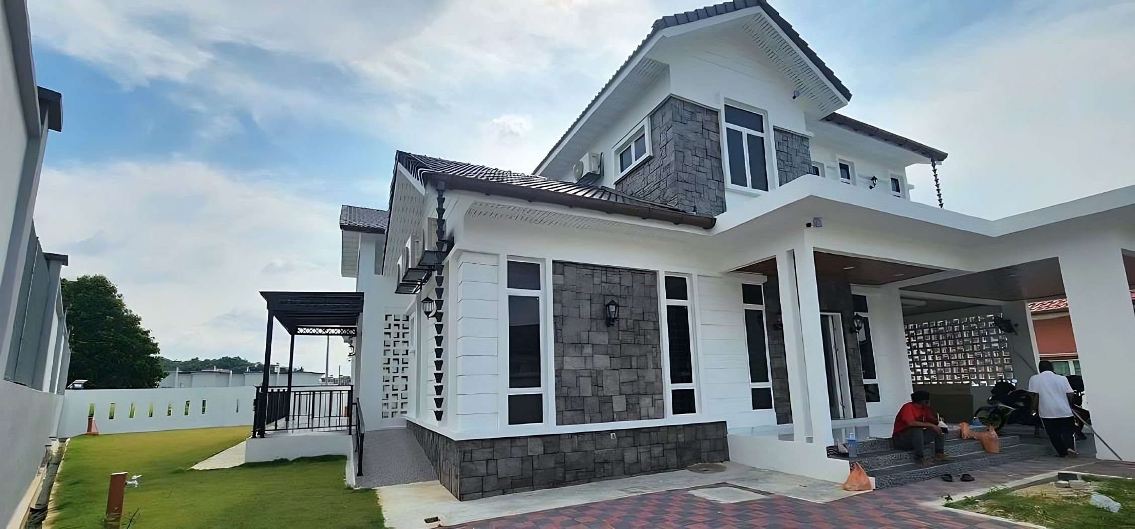 Two-storey bungalow with stone cladding