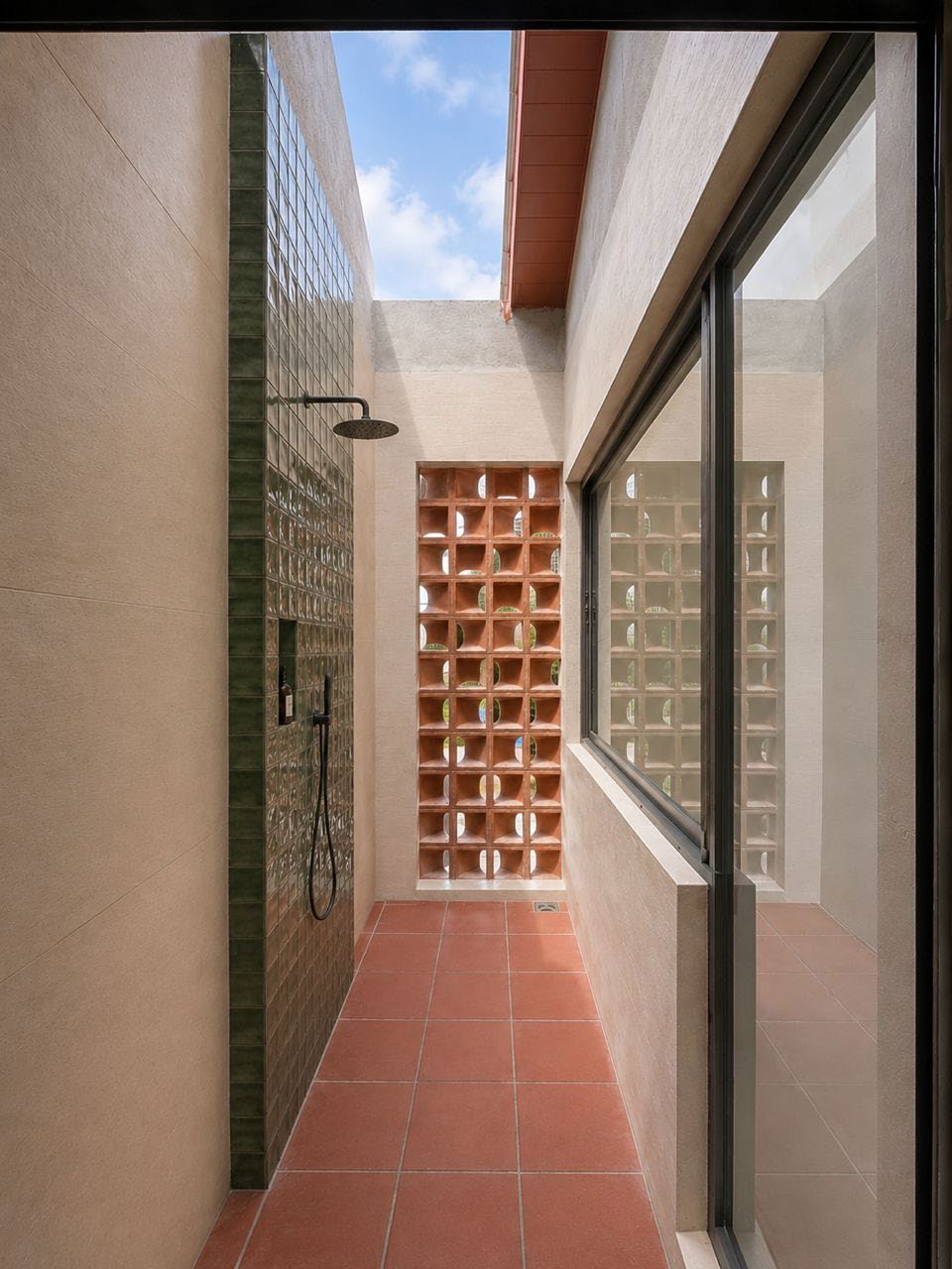 Open-air shower court with breeze blocks