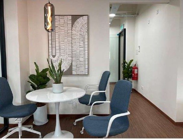 Breakout corner with round table