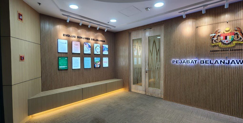 Lobby display wall and bench