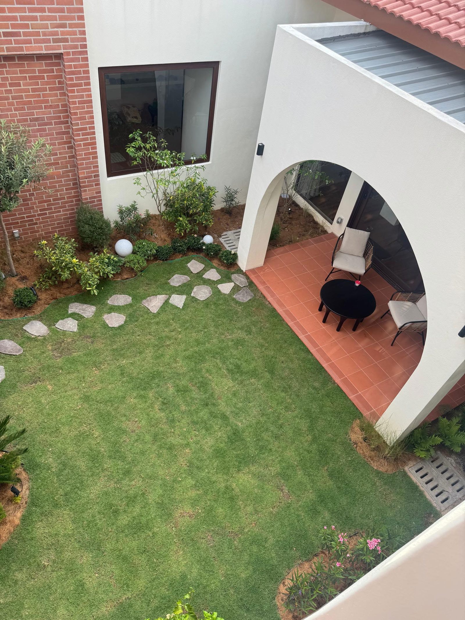 Courtyard garden and arched terrace, Presint 10 bungalow