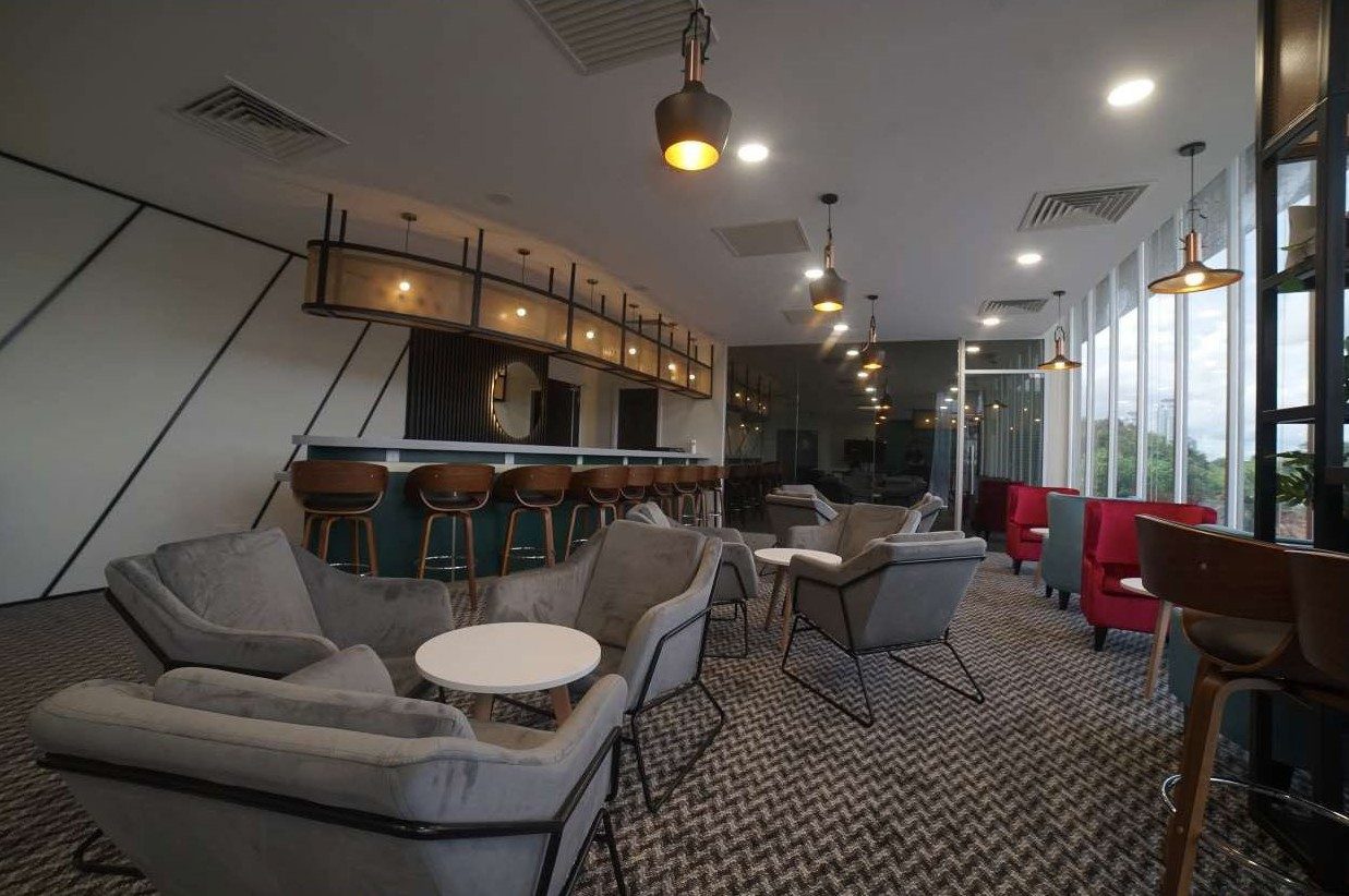 Lounge area with bar counter